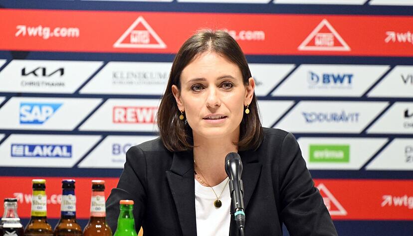 Jennifer Kettemann, Gesch&auml;ftsf&uuml;hrerin der Rhein-Neckar L&ouml;wen, beantwortet in der SAP-Arena Fragen von Journalisten. Kettemann machte finanzielle Unregelm&auml;&szlig;igkeiten beim Bundesligisten publik. Nun sollen sich die Rhein-Neckar L&ouml;wen laut einem Medienbericht von Kettemann trennen.