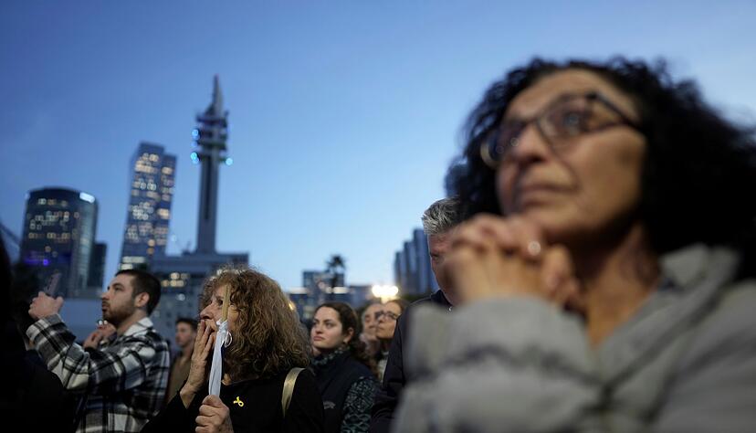 Angehörige und Freunde von Israelis, die im Gazastreifen gefangen gehalten wurden, während einer früheren Geiselfreilassung. Die Hamas hat die Namen drei weiterer am Samstag freizulassender israelischer Geiseln übermittelt. (Archivbild) Angehörige und Freunde von Israelis, die im Gazastreifen gefangen gehalten wurden, während einer früheren Geiselfreilassung. Die Hamas hat die Namen drei weiterer am Samstag freizulassender israelischer Geiseln übermittelt. (Archivbild)