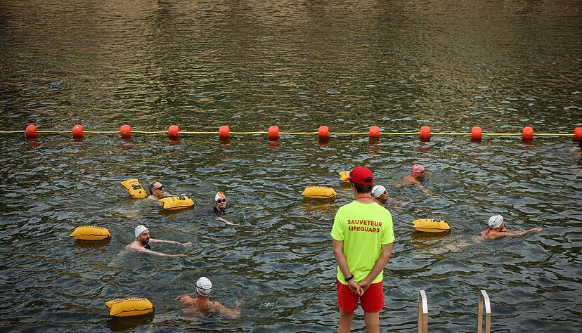 Für die Schwimmerinnen und Schwimmer in der Seine gibt es Umkleiden, Strandstühle und eine Badeaufsicht. Für die Schwimmerinnen und Schwimmer in der Seine gibt es Umkleiden, Strandstühle und eine Badeaufsicht.