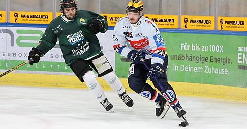 Eetu Santanen (rechts) trägt nach seinem Intermezzo bei den Heilbronner Falken vorerst  wieder das Trikot der HEC Eisbären in der Baden-Württemberg-Liga.
