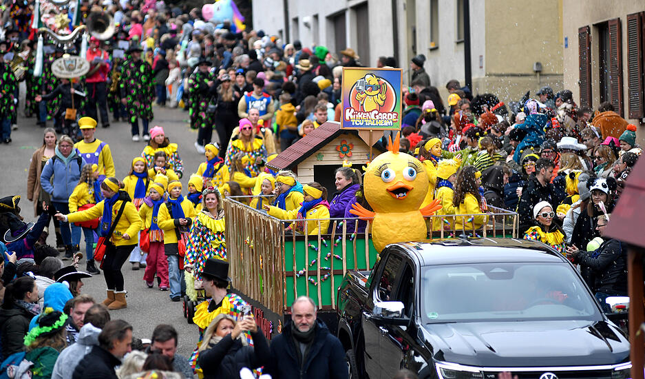 Der Faschingsumzug in Talheim setzt sich in Bewegung.