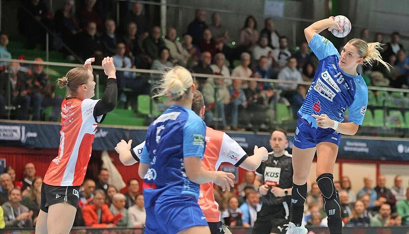 Hat mit ihren kraftvollen Distanzw&uuml;rfen dem ersten Playoff-Spiel ihren Stempel aufgedr&uuml;ckt &ndash; wie in dieser Deutlichkeit noch nie in Diensten der Sport-Union Neckarsulm: Paulina Uscinowicz (hier beim Wurf im Heimspiel gegen die HSG Blomberg-Lippe).