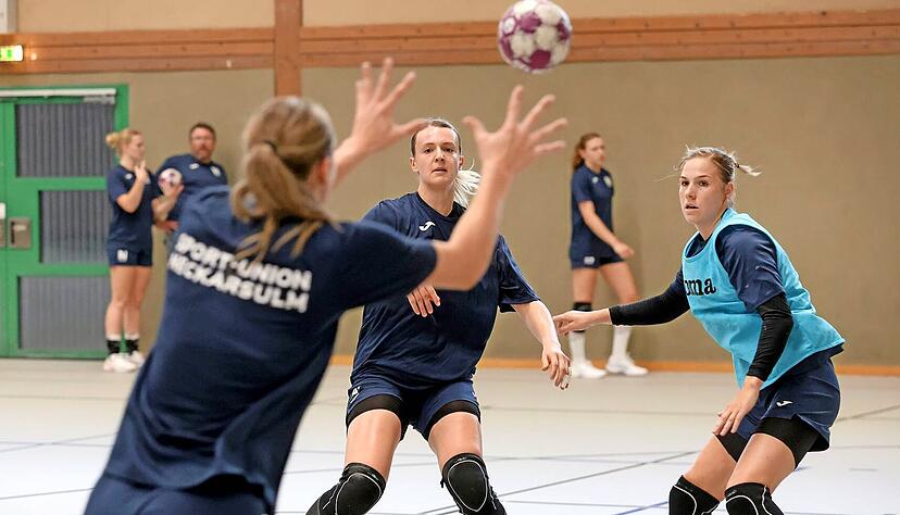 Solche Spielformen mit verschiedenen Angriffs- und Abwehrsituationen, wie sie in dieser Szene Veronika Andrysková (Mitte) und Annefleur Bruggeman (rechts) trainieren, stehen am Wochenende in Solingen im Mittelpunkt. Solche Spielformen mit verschiedenen Angriffs- und Abwehrsituationen, wie sie in dieser Szene Veronika Andrysková (Mitte) und Annefleur Bruggeman (rechts) trainieren, stehen am Wochenende in Solingen im Mittelpunkt.