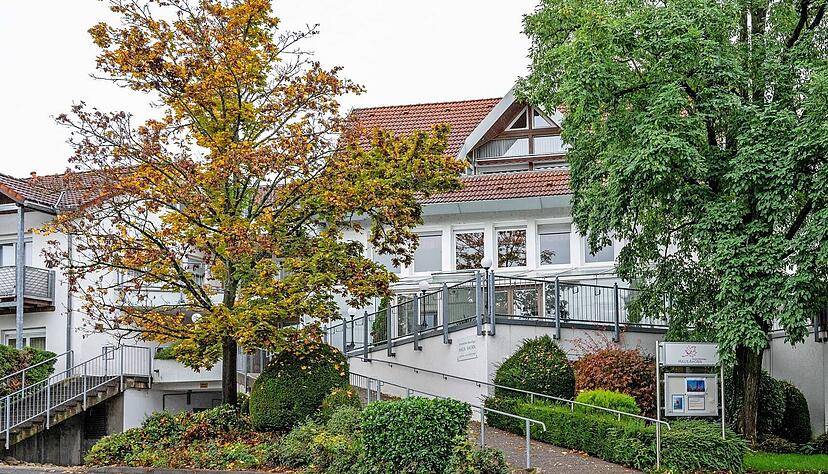 Seit April 2025 steht das Pflegewohnheim Haus Ahorn im Ilsfelder Weg leer. Die Stadt hat Interesse an der Immobilie und eine erste Wohnung gekauft. Jetzt bietet sie Eigent&uuml;mern rund ein Drittel weniger f&uuml;r den Kauf ihrer Wohnungen an.
Foto: Archiv/Kunz