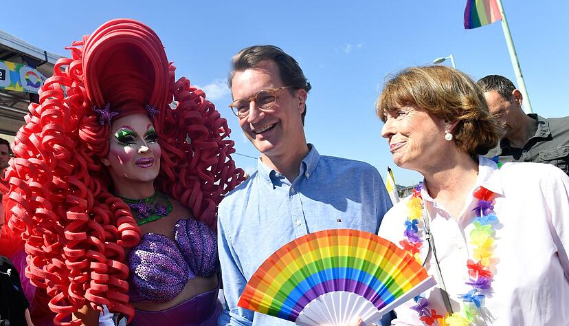 Ministerpräsident Hendrik Wüst (m.) und Kölns Oberbürgermeisterin Henriette Reker (r.) beim Start der CSD-Parade in Köln. Ministerpräsident Hendrik Wüst (m.) und Kölns Oberbürgermeisterin Henriette Reker (r.) beim Start der CSD-Parade in Köln.