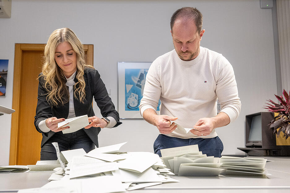 Helfer zählten die Stimmen bei der Bürgermeisterwahl in Massenbachhausen aus. Helfer zählten die Stimmen bei der Bürgermeisterwahl in Massenbachhausen aus.