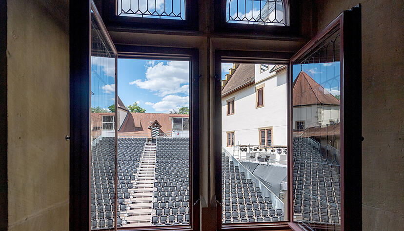 Aus manchen Räumen des Schlosshotels Götzenburg hat man einen schönen Blick auf die Zuschauerränge und die Bühne der Burgfestspiele Jagsthausen.