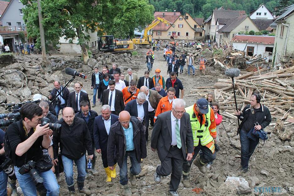 Juni 2016: Der baden-w&uuml;rttembergische Ministerpr&auml;sident Winfried Kretschmann machte sich zusammen mit Landesinnenminister Thomas Strobl ein Bild von den Folgen der verheerenden Sturzflut in Braunsbach.