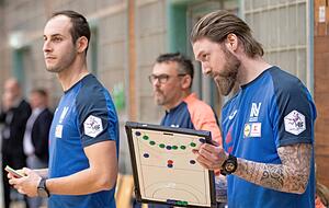 ... und vergangene Woche mit Athletiktrainer Kevin Goettling (links) und Torwarttrainer Oliver Rieth (Mitte) als Hauptverantwortlicher beim Neckarsulmer Gastspiel in Bietigheim. Die blonden Strähnen sind verschwunden, Tattoos und Bart sind hingegen größer und länger geworden. ... und vergangene Woche mit Athletiktrainer Kevin Goettling (links) und Torwarttrainer Oliver Rieth (Mitte) als Hauptverantwortlicher beim Neckarsulmer Gastspiel in Bietigheim. Die blonden Strähnen sind verschwunden, Tattoos und Bart sind hingegen größer und länger geworden.