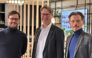 Moritz Gr&auml;ter, Gesch&auml;ftsf&uuml;hrer des Ipai (von links), mit Daniel Boese und Thomas Sauer von EBM-Papst.
Foto: Christian Gleichauf