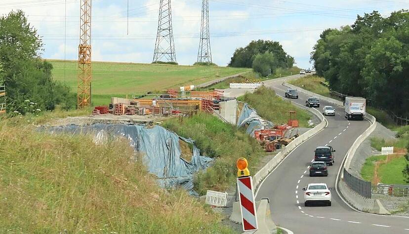 In der Kupfersenke gibt es unterdessen Baufortschritte: Die Fundamente der kleineren &Uuml;berf&uuml;hrung sind schon betoniert &ndash; der Zeitplan soll gehalten werden.