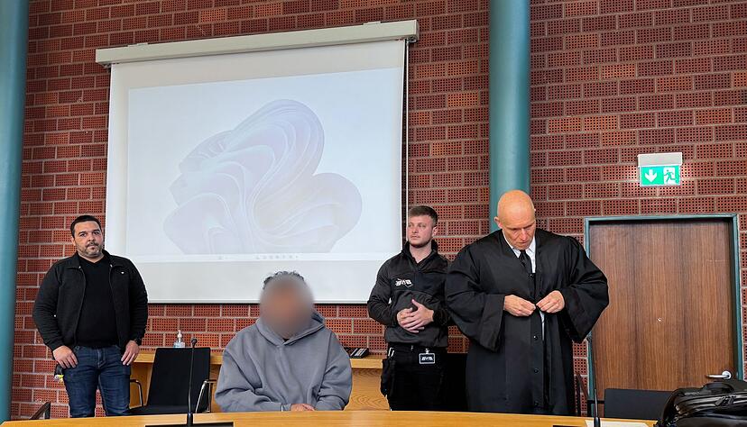 Dem angeklagten 50-Jährigen wird Mord aus niedrigen Beweggründen vorgeworfen. Dem angeklagten 50-Jährigen wird Mord aus niedrigen Beweggründen vorgeworfen.