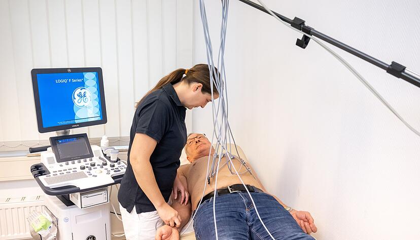 Geht es dem Herzen gut? Wer eine Vorgeschichte mit einem Infarkt hat, l&auml;sst Beschwerden lieber einmal zu oft abkl&auml;ren.