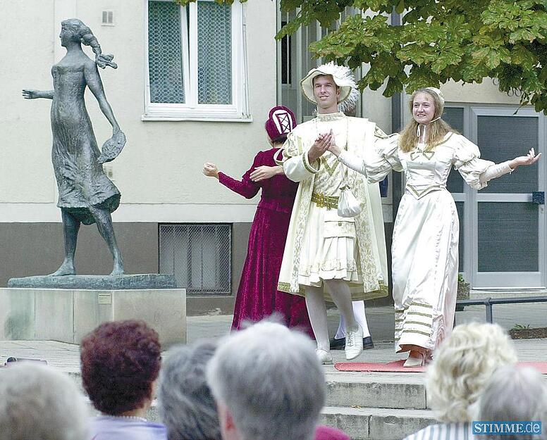 2001: Seit 10 Jahren ist das Sembdner-Archiv in Heilbronn. Das Jubiläum wird bei Dieter Läpples "Käthchen-Skulptur" in der Nähe von C&A mit einem Kleist-Open-Air gefeiert.