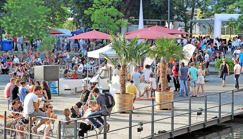 Kulinarische Vielfalt am Neckar: Von der Neckarb&uuml;hne bis zum Eisstadion boten am Wochenende 42 St&auml;nde handliche internationale Speisen.Fotos: Andreas Veigel