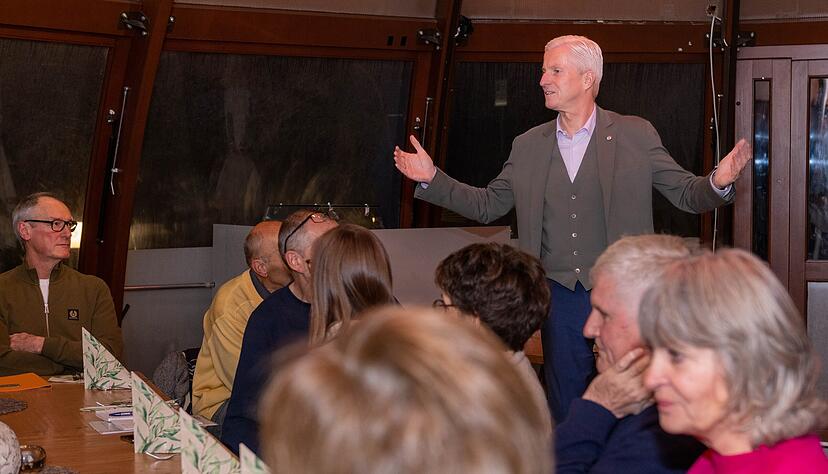 Lokaltour im Restaurant-Pavillon in Leingarten: Chefredakteur Uwe Ralf Heer diskutierte mit den Besuchern aktuelle lokale Themen.
Foto: Christiana Kunz Lokaltour im Restaurant-Pavillon in Leingarten: Chefredakteur Uwe Ralf Heer diskutierte mit den Besuchern aktuelle lokale Themen.
Foto: Christiana Kunz
