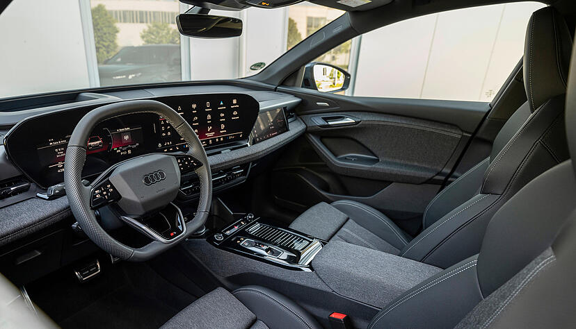 Innen setzt Audi auf ein vollständig digitales Cockpit (11,9 Zoll), das fließend in ein 14,5 Zoll großes, gewölbtes Display übergeht und stark dem Fahrer zugeneigt ist. Auf Wunsch lässt sich für den Beifahrerplatz ein eigenes 10,9-Zoll-Display ordern. Innen setzt Audi auf ein vollständig digitales Cockpit (11,9 Zoll), das fließend in ein 14,5 Zoll großes, gewölbtes Display übergeht und stark dem Fahrer zugeneigt ist. Auf Wunsch lässt sich für den Beifahrerplatz ein eigenes 10,9-Zoll-Display ordern.