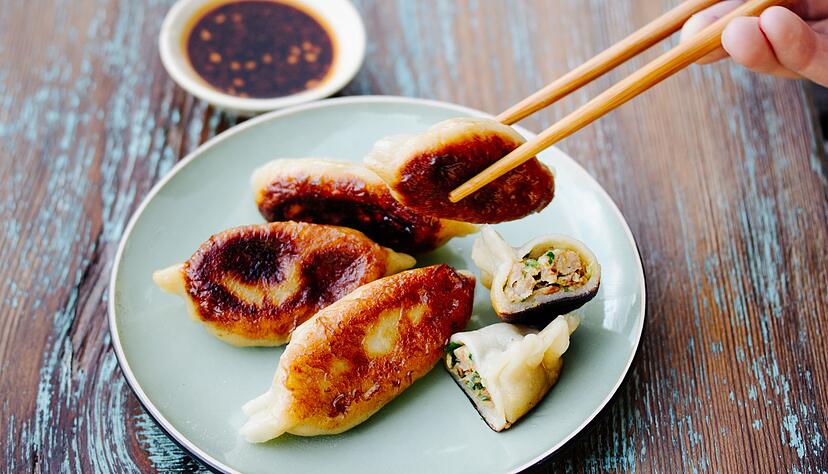 Die mit Schweinefleisch, Kohl, Knoblauch und Ingwer gefüllten Jiaozi gelten als Vorläufer von Teigtaschen wie Gyoza aus Japan oder koreanischen Mandu. Die mit Schweinefleisch, Kohl, Knoblauch und Ingwer gefüllten Jiaozi gelten als Vorläufer von Teigtaschen wie Gyoza aus Japan oder koreanischen Mandu.