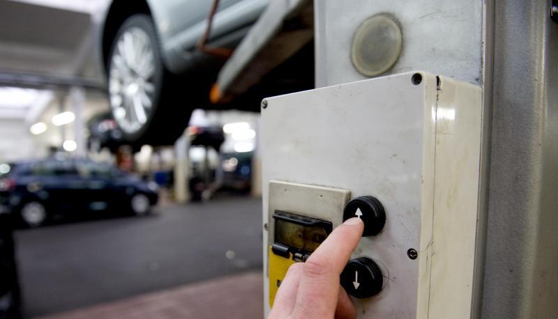 Stunde der Wahrheit: Hält mein Auto den Anforderungen der HU stand und bekommt für zwei weitere Jahre die Plakette?. Stunde der Wahrheit: Hält mein Auto den Anforderungen der HU stand und bekommt für zwei weitere Jahre die Plakette?.