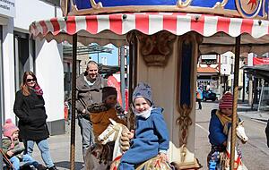 An den verschiedenen Spielstationen für Kinder ist viel Betrieb, wie hier am kleinen Karussell.