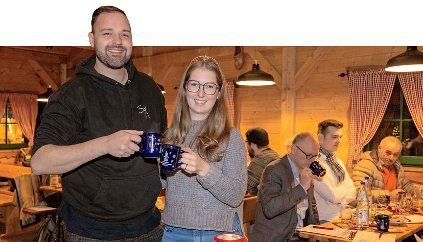 Moderator Nicolas Sigloch und die neue Württemberger Weinkönigin Carolin Häußer bei der Glühweinprobe in der Almhütte am Marktplatz.