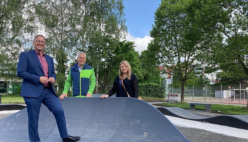 Bad Rappenaus OB Sebastian Frei (links), Tiefbauamtsleiter Erich Haffelder und Olivia Edwards vom Tiefbauamt haben den Pumptrack eröffnet.
Foto: Elfi Hofmann