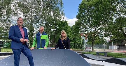 Bad Rappenaus OB Sebastian Frei (links), Tiefbauamtsleiter Erich Haffelder und Olivia Edwards vom Tiefbauamt haben den Pumptrack eröffnet.
Foto: Elfi Hofmann