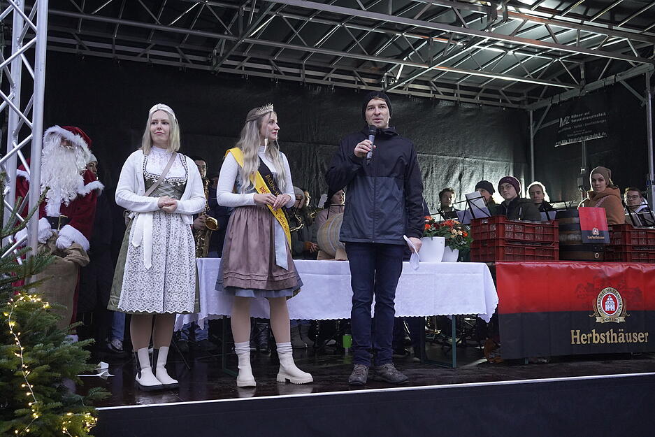 Die Hohenloher Weinprinzessin und die Württembergische Bierkönigin kamen zur Eröffnung des Niedernhaller Winterzaubers am Samstag, 7. Dezember. Die Hohenloher Weinprinzessin und die Württembergische Bierkönigin kamen zur Eröffnung des Niedernhaller Winterzaubers am Samstag, 7. Dezember.