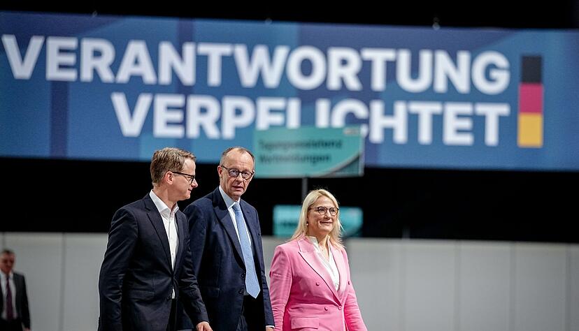 Vor dem CDU-Delegiertentreffen in Stuttgart schauen sich Kanzler und Parteichef Friedrich Merz, Generalsekret&auml;r Carsten Linnemann und dessen Stellvertreterin Christina Stumpp die Parteitagshalle an.