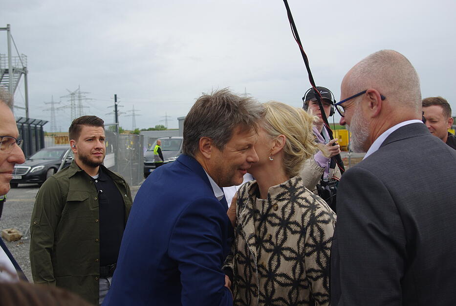 Robert Habeck und Thekla Walker (Bündnis 90/Die Grünen), Umweltministerin von Baden-Württemberg, begrüßen sich.