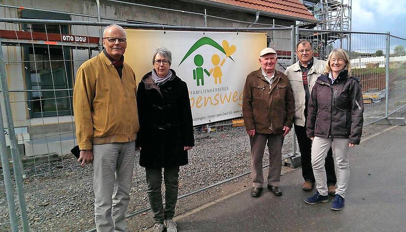 Spendenübergabe vor Ort (von links): Martina Muckle (Förderverein Familienherberge) und ihr Ehemann, Gebhard Koch und Michael Gerhäuser (Förderverein Ilsfelder Hobbykünstler) und Karin Eckstein. Foto: privat
