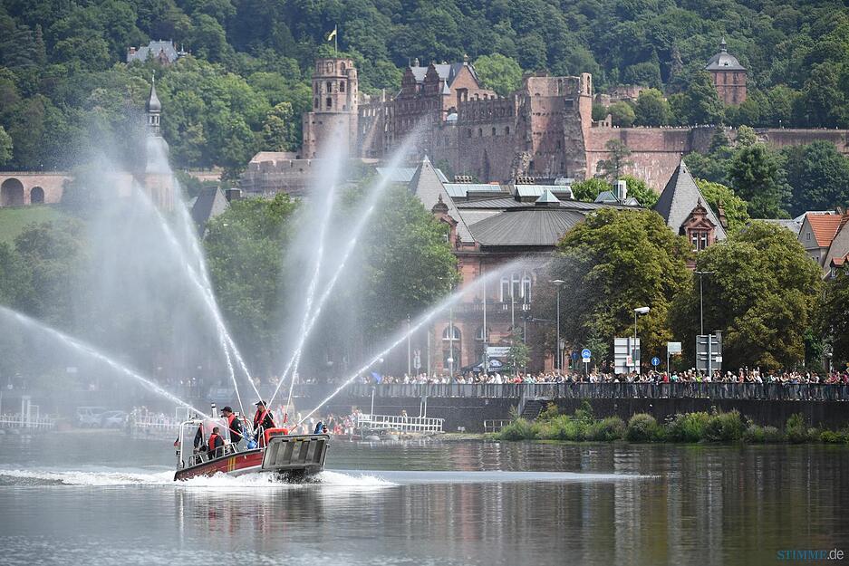 Ein Boot der Heidelberger Feuerwehr auf dem Neckar. Im Hintergrund ist das Schloss zu erkennen. Foto: dpa