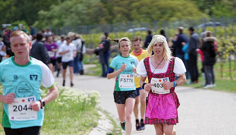 Die Jüngsten trotzen der Kälte beim Mini-Marathon, der mittlerweile am Samstag ausgetragen wird.
Foto: Andreas Veigel