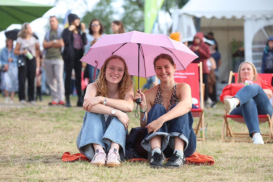 Entgegen der Vorhersagen am Nachmittag scheint Haigern Live Glück zu haben: Die Sonne kommt immer wieder heraus. Einige Besucher haben trotzdem einen Regenschirm mitgebracht.