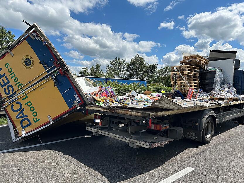 A81-Sperrung Richtung Stuttgart: Lkw bei Ilsfeld umgekippt