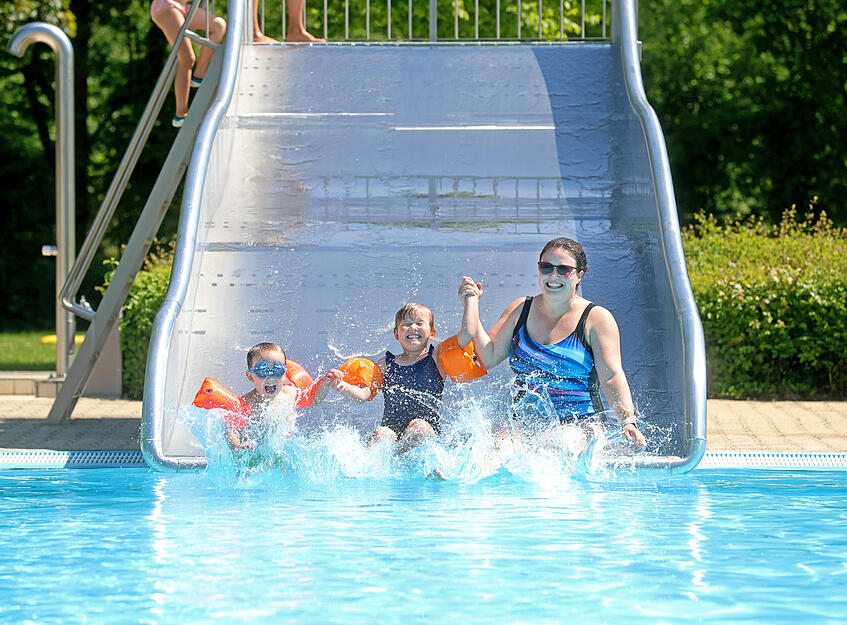 Ben, Mia und Mama Anne trauen sich im Freibad in Untergruppenbach ins Wasser.