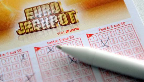 ARCHIV - ILLUSTRATION - Ein ausgefüllter Eurojackpot Lottoschein liegt am 06.08.2012 in Düsseldorf auf einem Tisch. Foto: Caroline Seidel dpa (zu dpa "Rekord-Lotto-Gewinn geht ins Rhein-Main-Gebiet" vom 06.12.2014) +++(c) dpa - Bildfunk+++ ARCHIV - ILLUSTRATION - Ein ausgefüllter Eurojackpot Lottoschein liegt am 06.08.2012 in Düsseldorf auf einem Tisch. Foto: Caroline Seidel dpa (zu dpa "Rekord-Lotto-Gewinn geht ins Rhein-Main-Gebiet" vom 06.12.2014) +++(c) dpa - Bildfunk+++