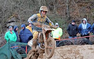 Überflieger: Der Österreicher Lukas Neurauter verlor den Sieg selbst ohne die beschlagene Brille nicht aus dem Blick und sprang auf den ersten Platz. Überflieger: Der Österreicher Lukas Neurauter verlor den Sieg selbst ohne die beschlagene Brille nicht aus dem Blick und sprang auf den ersten Platz.