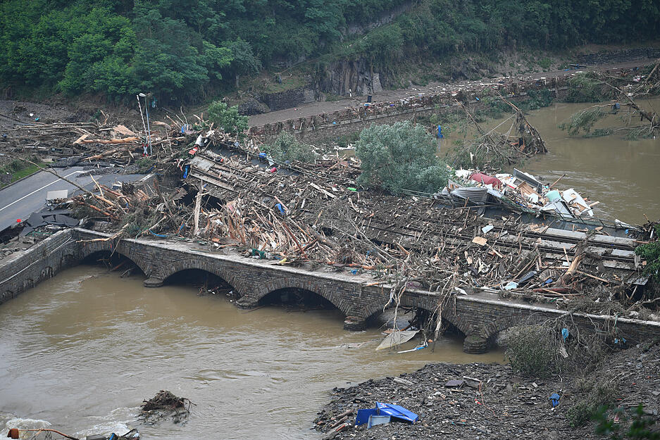 Eine Brücke nach Altenahr ist durch Schutt und eine Eisenbahnbrücke versperrt +++ dpa-Bildfunk +++ Eine Brücke nach Altenahr ist durch Schutt und eine Eisenbahnbrücke versperrt +++ dpa-Bildfunk +++