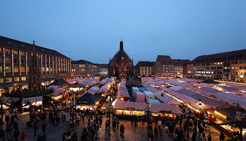 An rund 160 Ständen mit den typischen rot-weiß gestreiften Stoffdächern können sich die Besucherinnen und Besucher auf Weihnachten einstimmen. An rund 160 Ständen mit den typischen rot-weiß gestreiften Stoffdächern können sich die Besucherinnen und Besucher auf Weihnachten einstimmen.