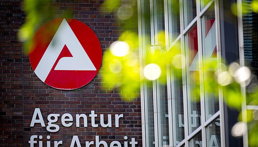 Die Zahl der Arbeitslosen verharrt auf einem hohen Niveau: Während in Heilbronn die Zahl leicht zurückging, stieg sie in Hohenlohe an.