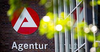 Die Zahl der Arbeitslosen verharrt auf einem hohen Niveau: Während in Heilbronn die Zahl leicht zurückging, stieg sie in Hohenlohe an.