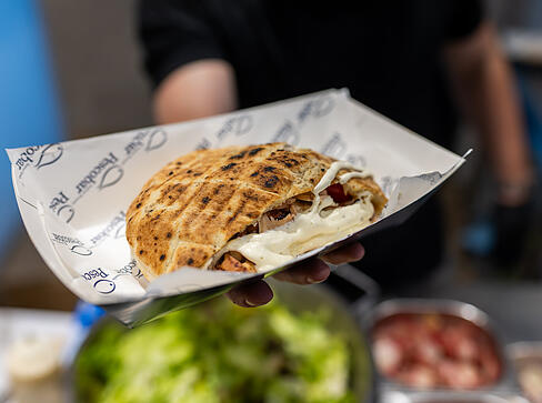 Ein Mitarbeiter hält eine Portion Oktopus-Döner im Karlsruher Restaurant "Pescobar" in der Hand. Ein Mitarbeiter hält eine Portion Oktopus-Döner im Karlsruher Restaurant "Pescobar" in der Hand.