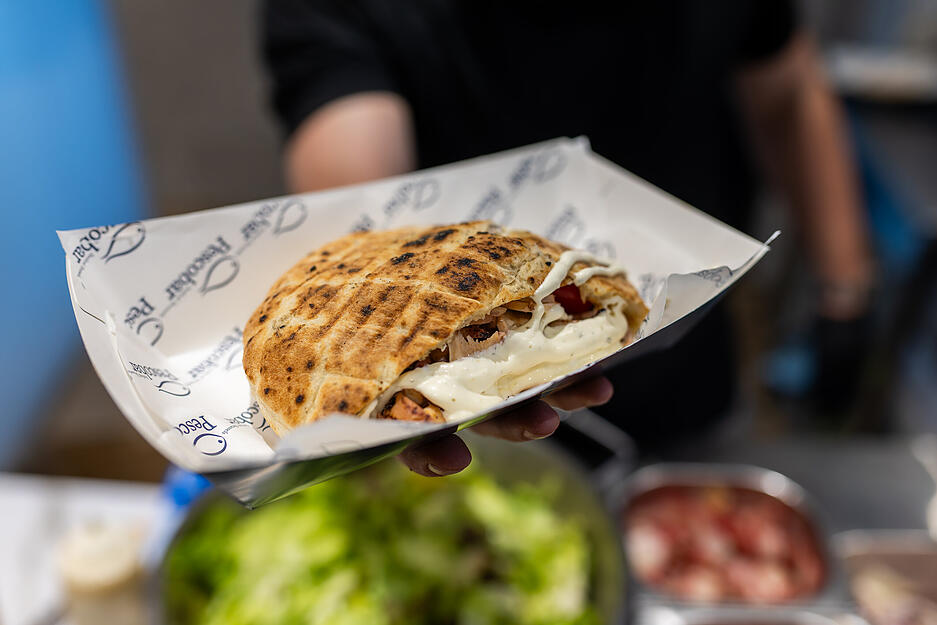 Ein Mitarbeiter hält eine Portion Oktopus-Döner im Karlsruher Restaurant "Pescobar" in der Hand. Ein Mitarbeiter hält eine Portion Oktopus-Döner im Karlsruher Restaurant "Pescobar" in der Hand.
