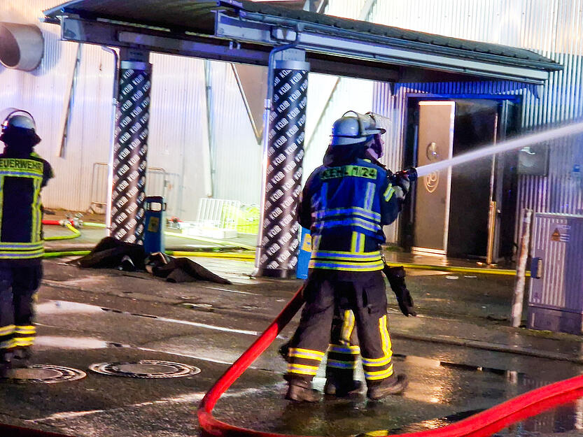 Das Gebäude musste evakuiert werden. Das Gebäude musste evakuiert werden.