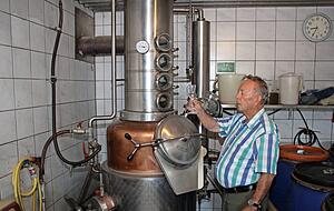 Geübter Blick: Hubert Oppitz begutachtet die Qualität eines Destillats. In der Hubertus-Brennerei liegt alles in Familienhand. Foto: Andreas Zwingmann