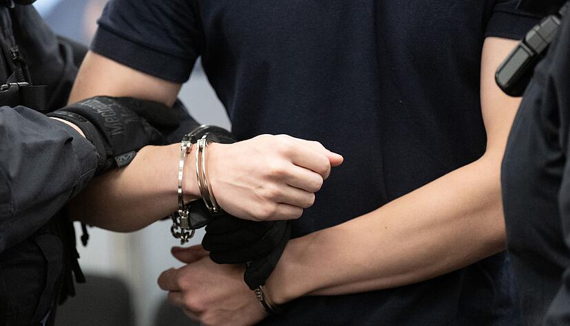 Am Oberlandesgericht Dresden müssen sich acht junge Männer aus der rechten Szene wegen Beteiligung an einer terroristischen Organisation verantworten. Am Oberlandesgericht Dresden müssen sich acht junge Männer aus der rechten Szene wegen Beteiligung an einer terroristischen Organisation verantworten.