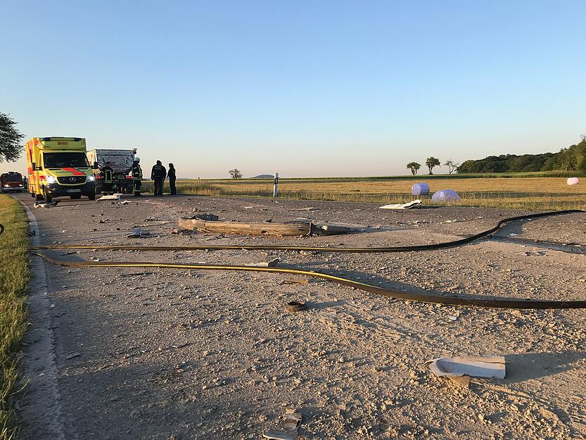 W&auml;hrend des Rettungseinsatzes bleibt die L1111 gesperrt. Foto: Kinkopf