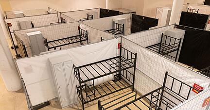 Stockbetten, Spinde, d&uuml;nne W&auml;nde: In Freiburg werden bald bis zu 800 Fl&uuml;chtlinge in einem Baumarkt unterkommen. Die Notunterkunft wurde im Rahmen der Erstaufnahme eingerichtet.