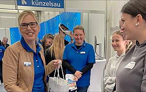 Julia Knobel erklärt am Stand der Stadt Künzelsau, dass es nicht nur in der Verwaltung, sondern auch in Kindergärten und Wasserwerk Ausbildungsberufe gibt.